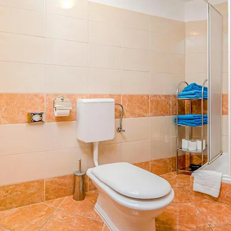 Gorgeous Apartment In Baska Voda Apartmán *