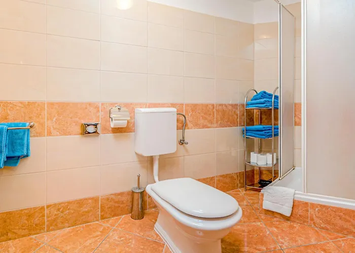1 Bedroom Nice Apartment In Baska Voda Apartman *